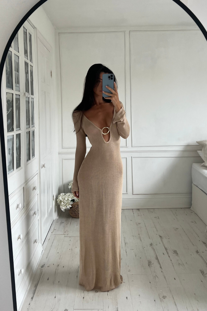 Mariselle - Cut-Out Long Sleeves Knitted Maxi Dress